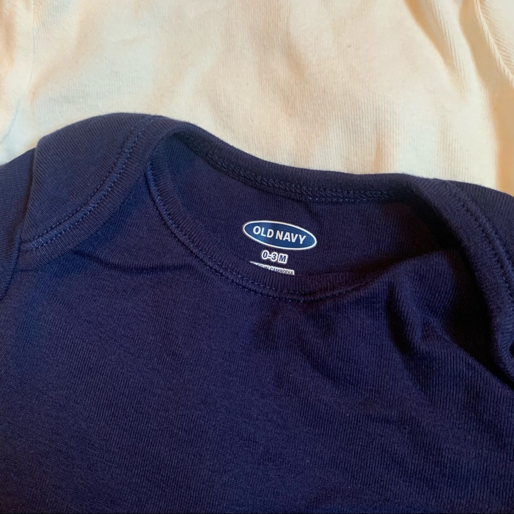 Old Navy 3 Pack of Baby Bodysuits - Picture 4 of 6